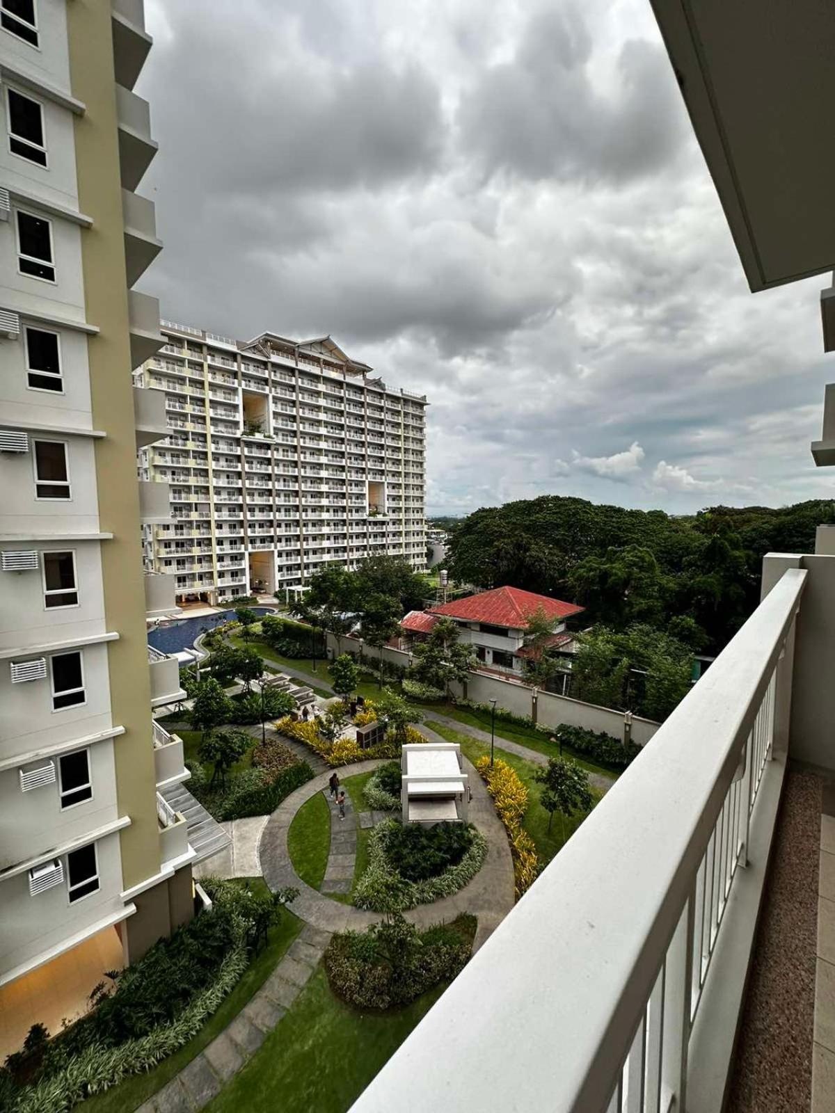 2 Bedroom Condo Unit Near Sm Bf & Naia At The Atherton By Dmci With 2 Balcony Paranaque City 外观 照片