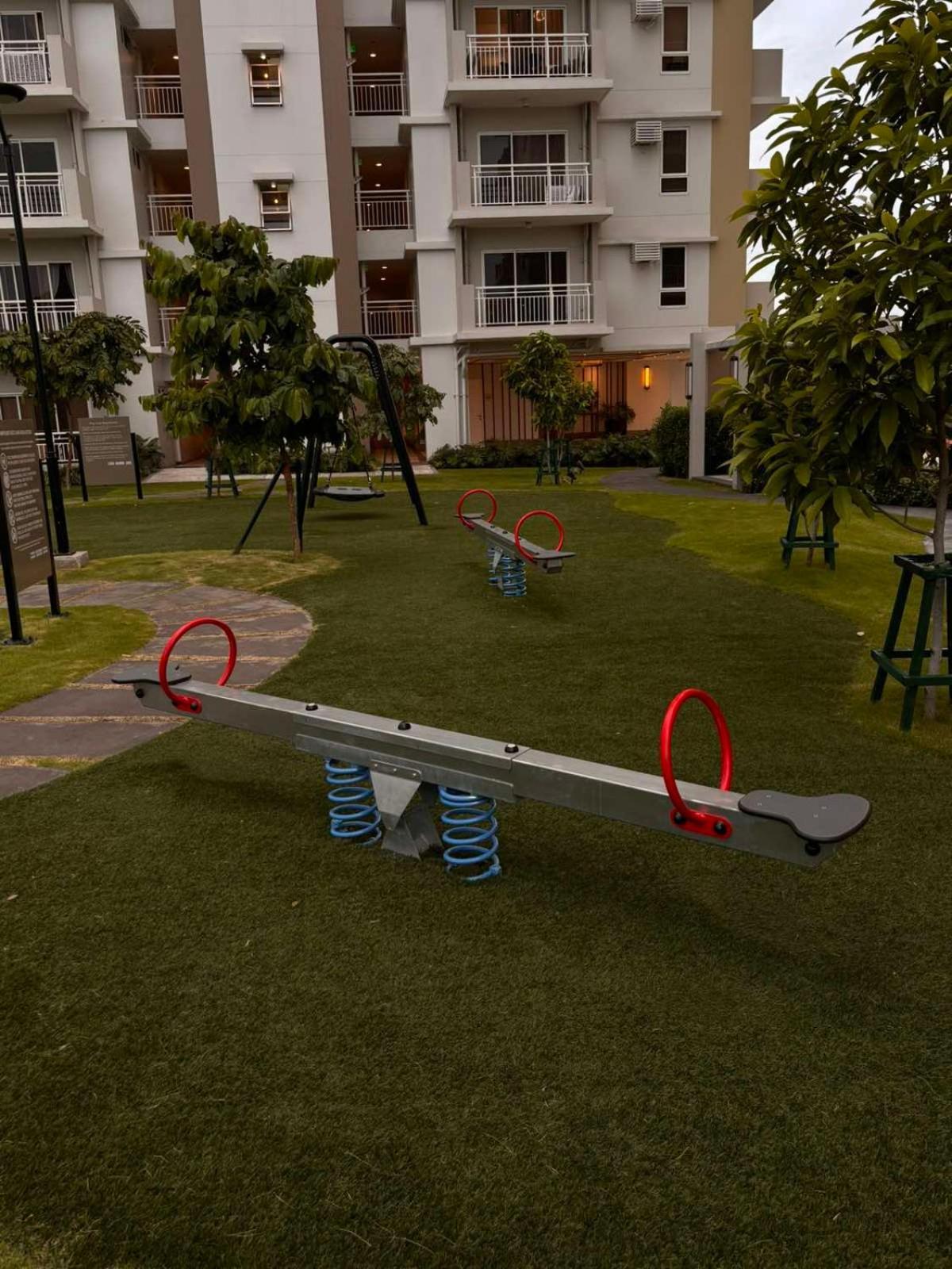 2 Bedroom Condo Unit Near Sm Bf & Naia At The Atherton By Dmci With 2 Balcony Paranaque City 外观 照片